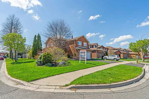 32 Fencerow Drive, ON L1R 1Y4