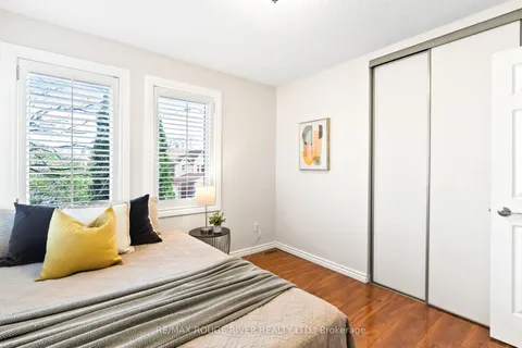 32 Fencerow Drive, ON L1R 1Y4