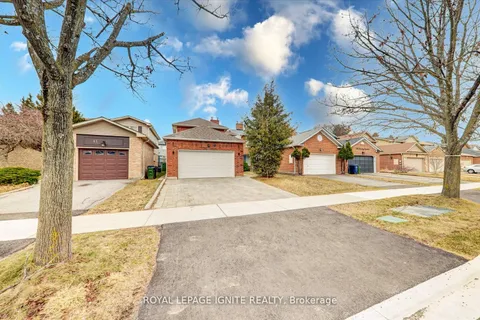 39 Maberley Crescent, Toronto, ON M1C 3K7