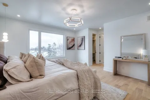 696 Hillview Crescent, Pickering, ON L1W 2R7