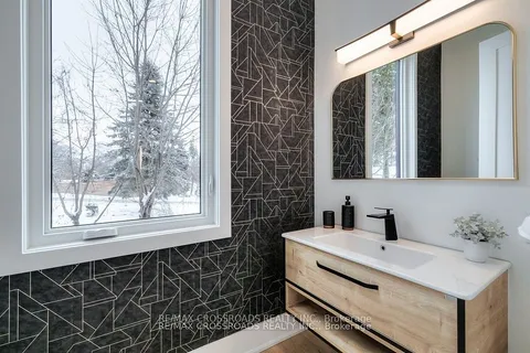 696 Hillview Crescent, Pickering, ON L1W 2R7