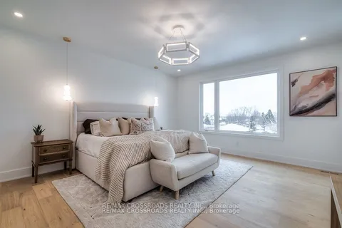 696 Hillview Crescent, Pickering, ON L1W 2R7
