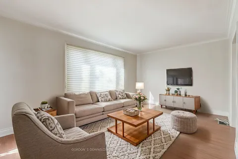 6 Holswade Road, Toronto, ON M1L 2G2