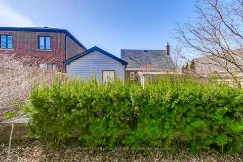 6 Holswade Road, Toronto, ON M1L 2G2