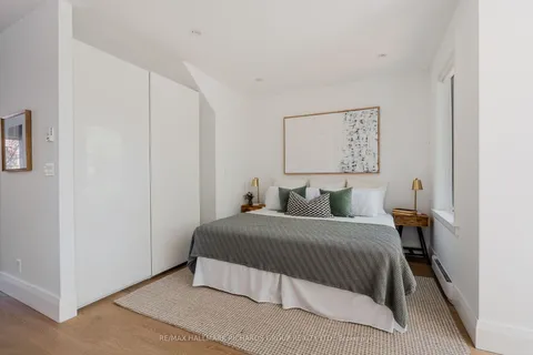 389 Woodbine Avenue, ON M4L 3P7