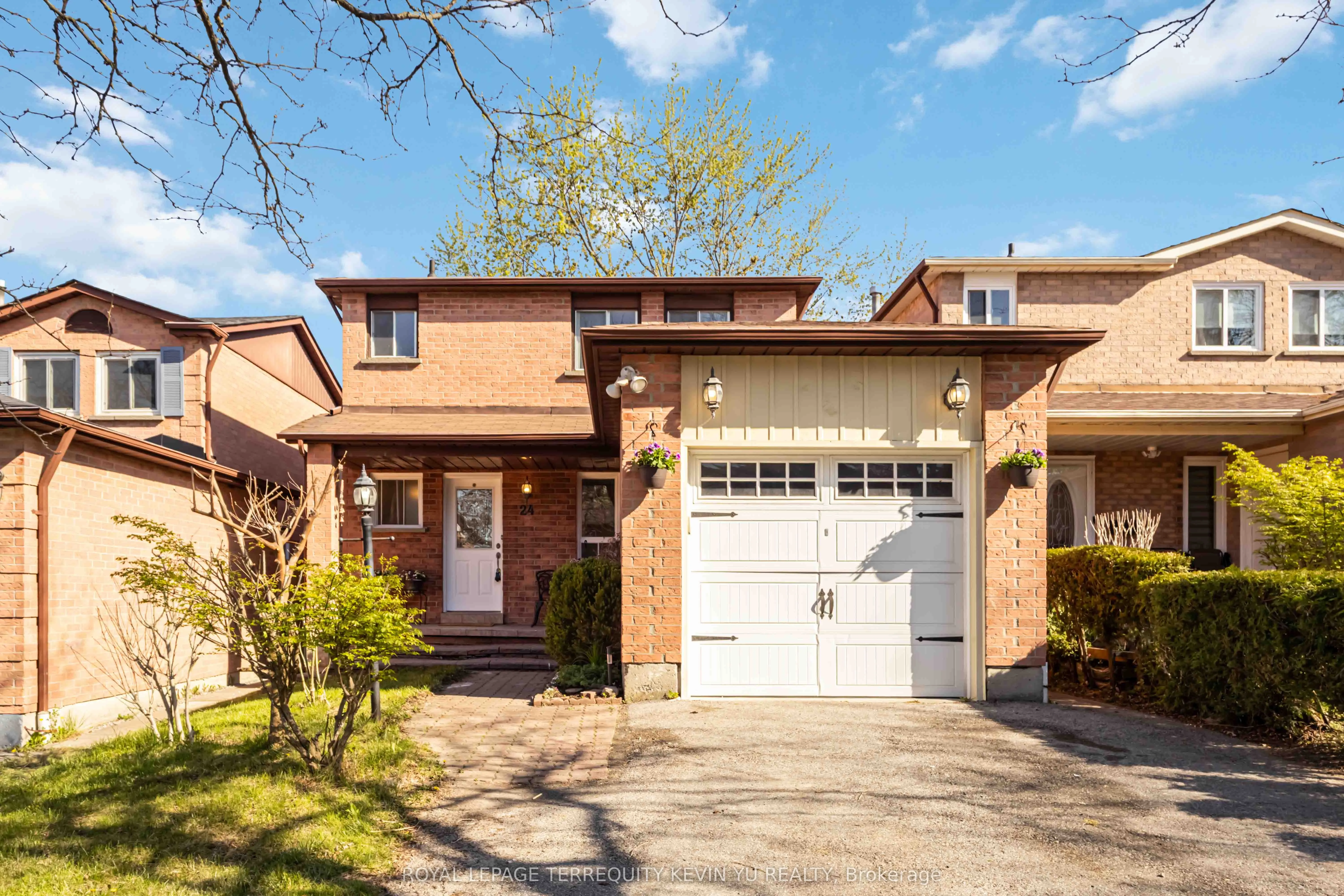 24 Blackburn Crescent, ON L1S 5Y8