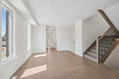 965 Queensdale Avenue, ON L1H 1H4