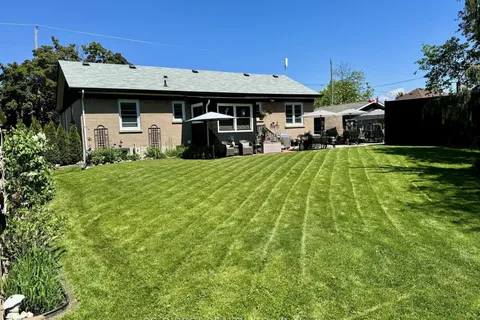 421 Ridgeway Avenue, ON L1J 2V8