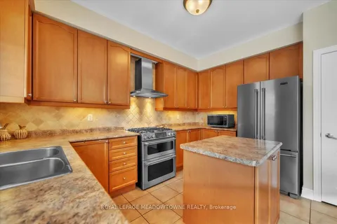 5 Freer Crescent, ON L1T 4N5