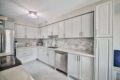 11 Plantation Court, ON L1P 1R2