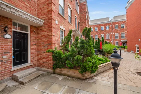 34 Fairhead Mews, Toronto, ON M4E 3Y4