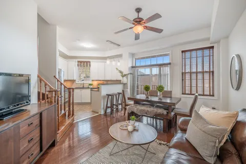 34 Fairhead Mews, Toronto, ON M4E 3Y4