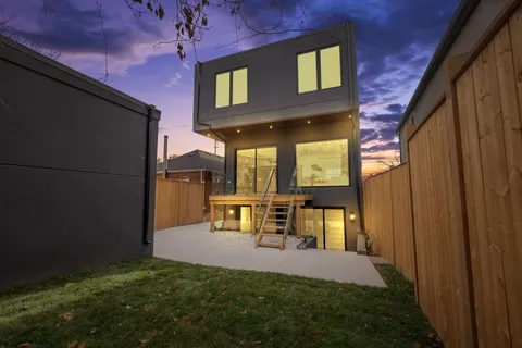 376 O'Connor Drive, ON M4J 2V7
