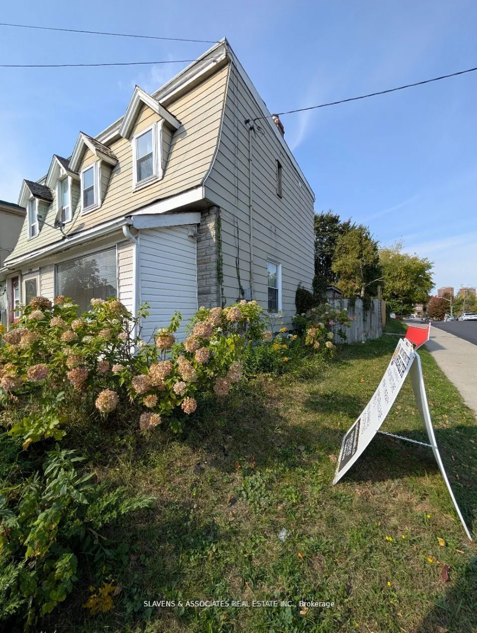 2398 Gerrard Street, ON M4E 2E1