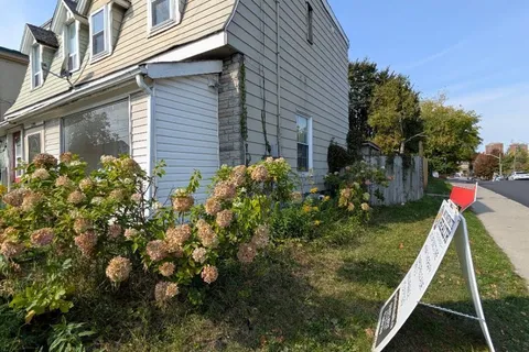 2398 Gerrard Street, ON M4E 2E1
