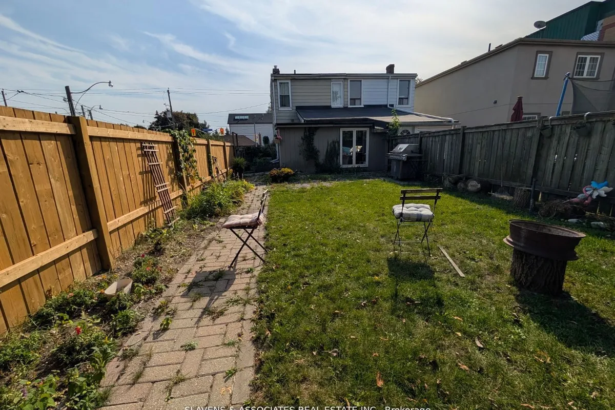 2398 Gerrard Street, ON M4E 2E1