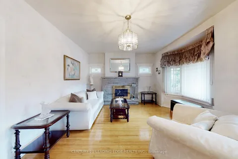 34 CHISHOLM Avenue, ON M4C 4V2