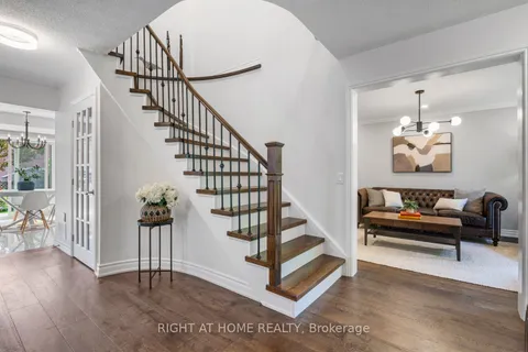 102 Greybeaver Trail, Toronto, ON M1C 4V3