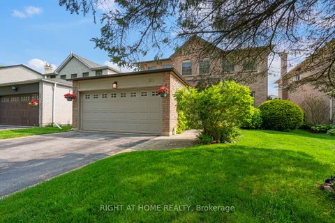 102 Greybeaver Trail, Toronto, ON M1C 4V3