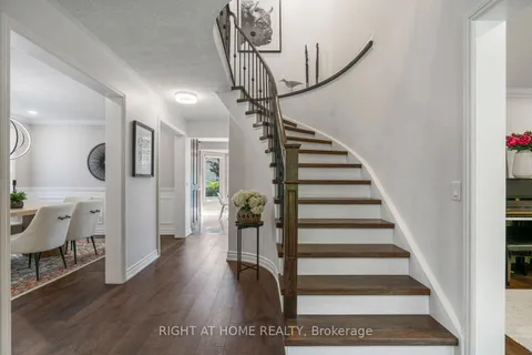 102 Greybeaver Trail, Toronto, ON M1C 4V3