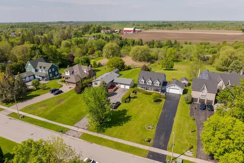 5048 William Street, ON L1Y 1B2