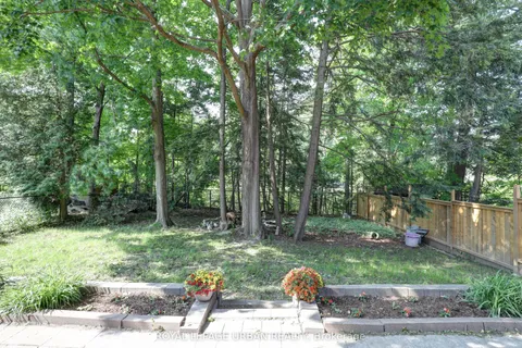 1023 Mountcastle Crescent, Pickering, ON L1V 5J1