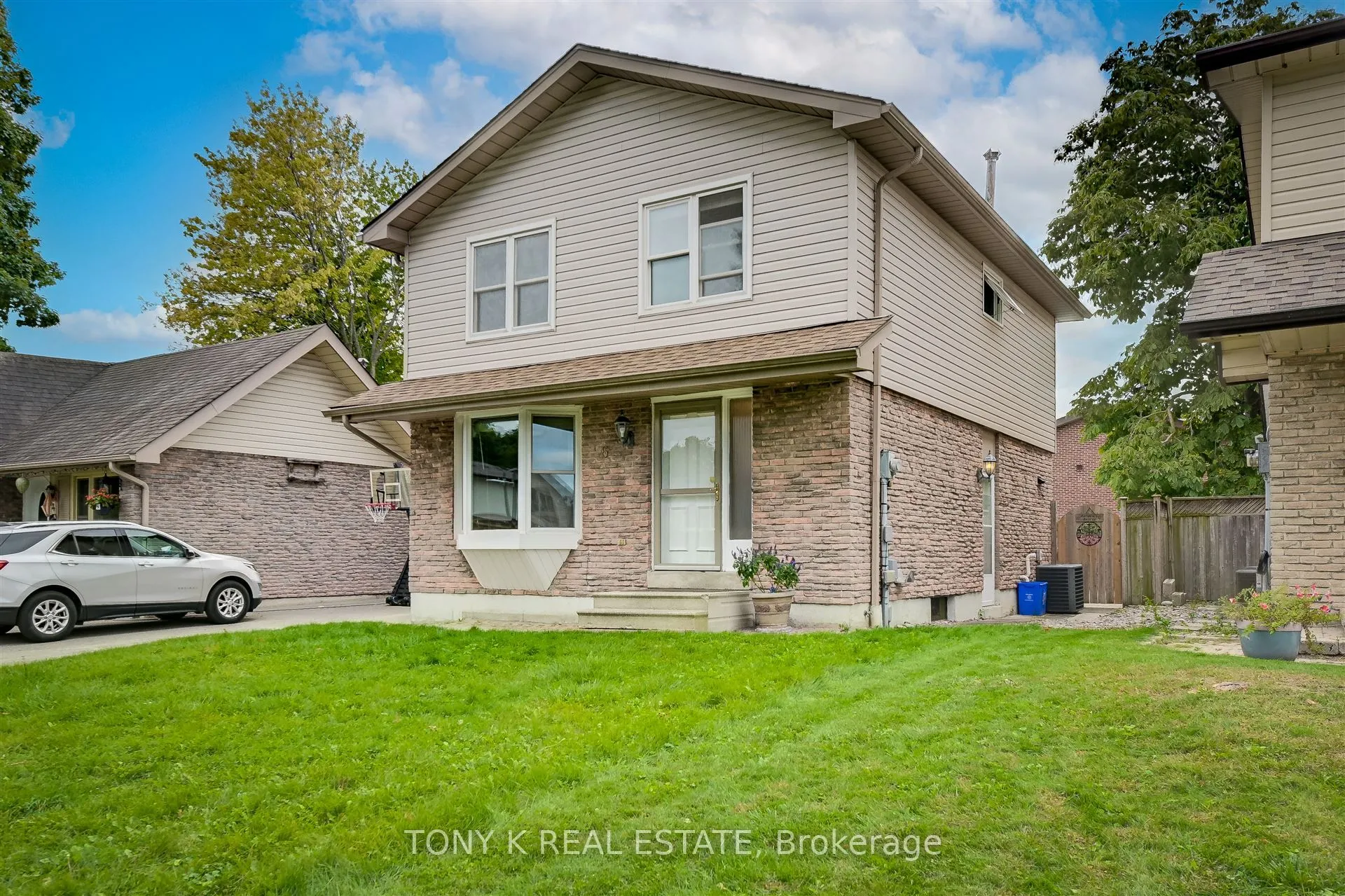 6 Mozart Court, ON L1N 5N5
