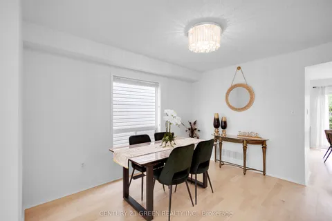 25 Warwick Avenue, ON L1Z 1K7