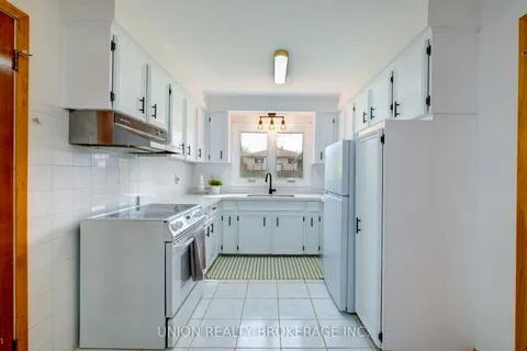 15 Charterhouse Road, ON M1S 2T4