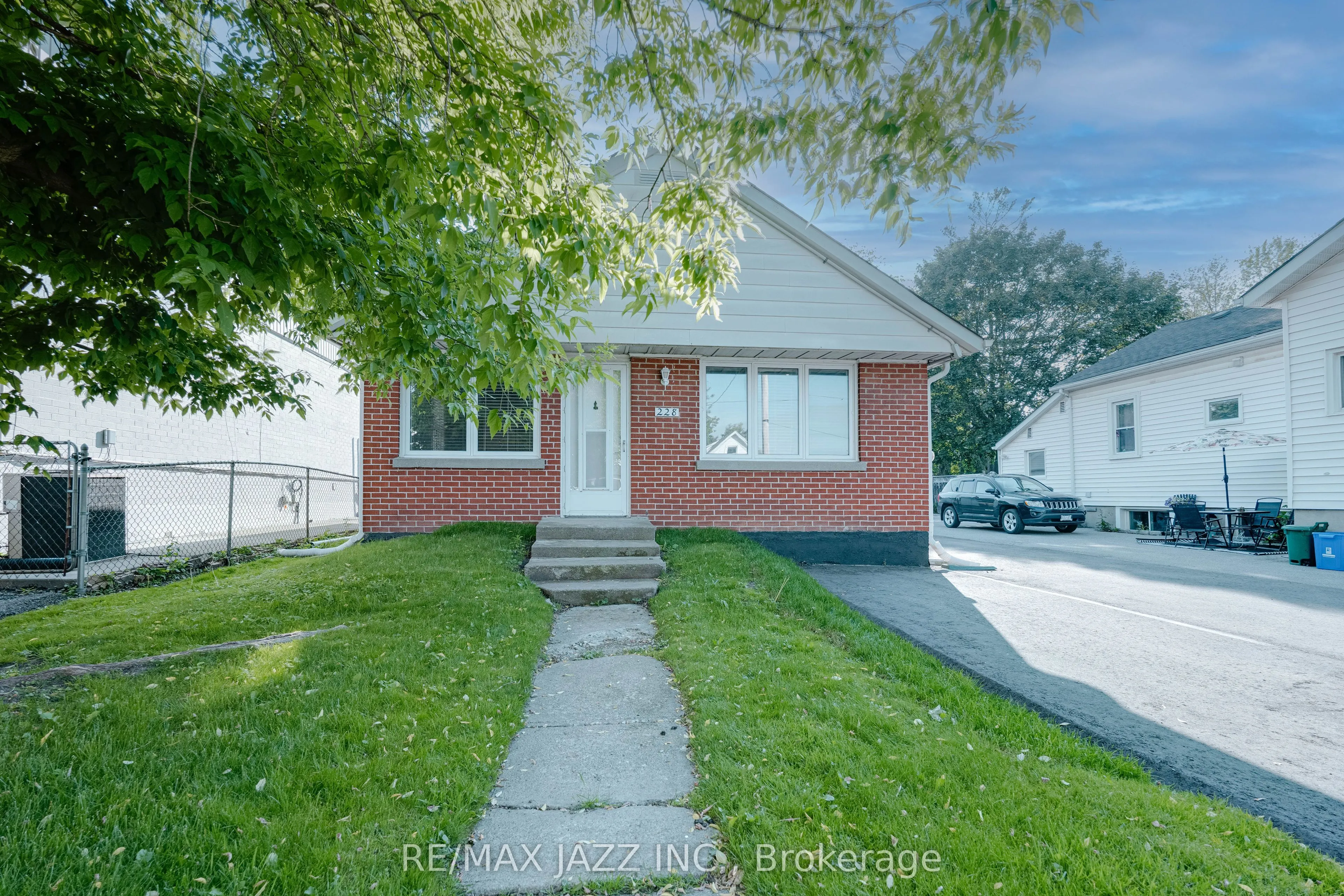 228 Gibbons Street, ON L1J 4Y6