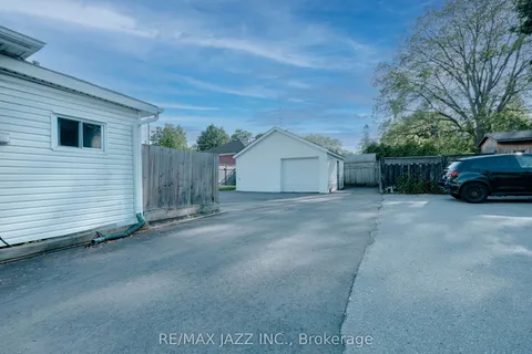 228 Gibbons Street, ON L1J 4Y6
