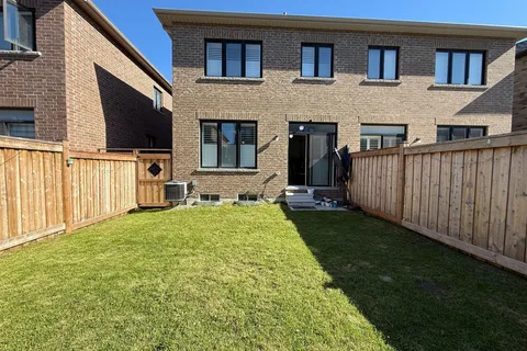 138 Christine Elliott Avenue, ON L1P 0R9