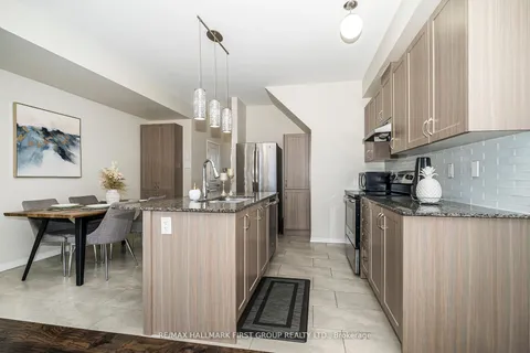 11 Graywardine Lane, ON L1Z 0R9