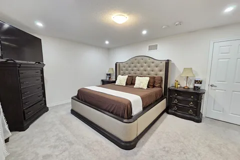 139 Crombie Street, ON L1C 4A6