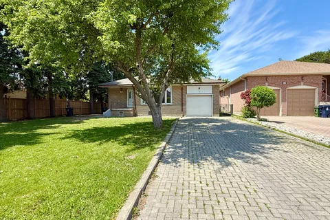 38 Aragon Avenue, ON M1T 1X7
