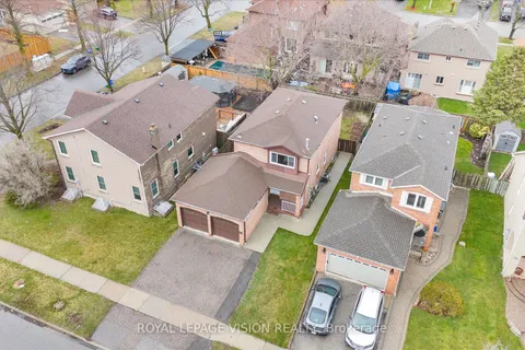26 Ravenscroft Road, ON L1T 1V6