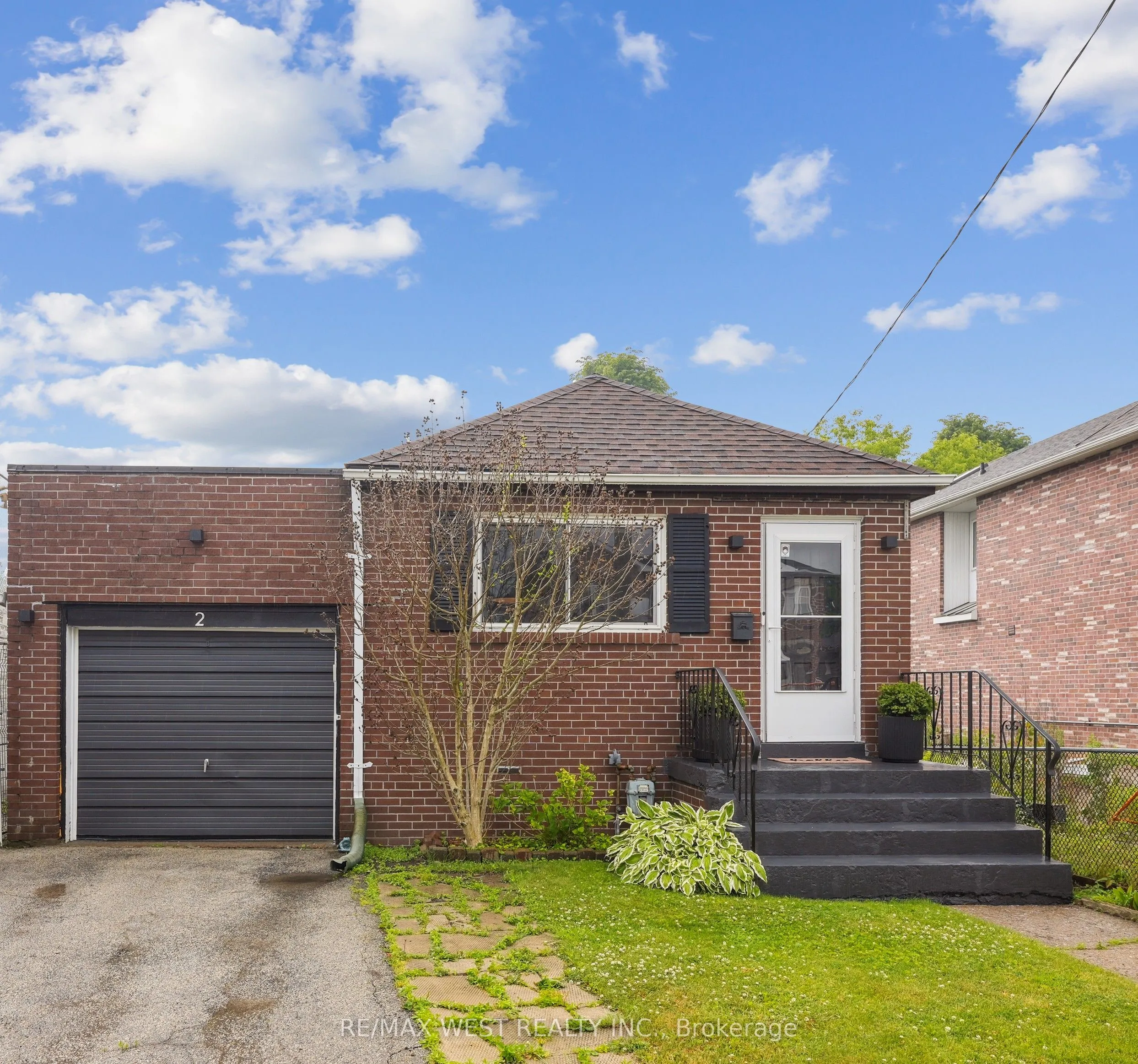 2 Leyton Avenue, ON M1L 3T4