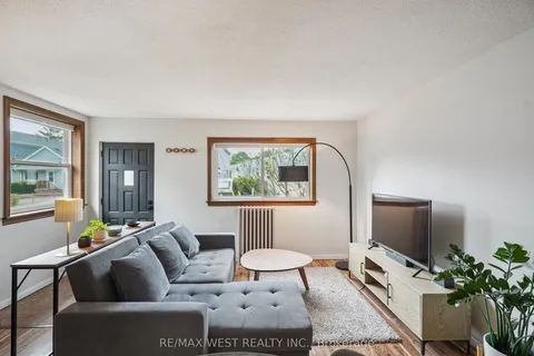 2 Leyton Avenue, ON M1L 3T4