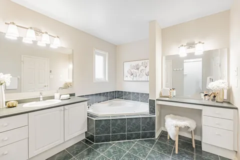7 Knox Crescent, ON L1M 1C8