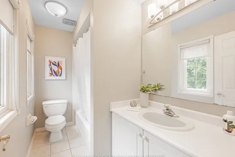 7 Knox Crescent, ON L1M 1C8
