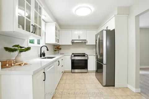 991 Greenlane Court, ON L1K 2C6