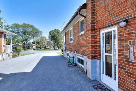 1074 Pharmacy Avenue, ON M1R 2H1