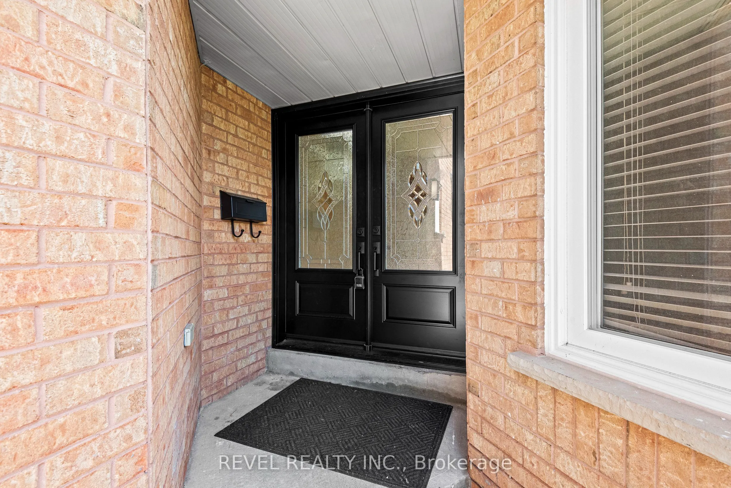 1005 Sandcliff Drive, ON L1K 2E4
