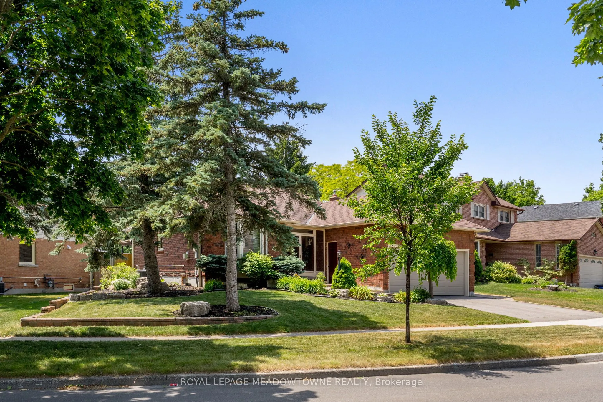 52 Canadian Oaks Drive, ON L1N 6W8