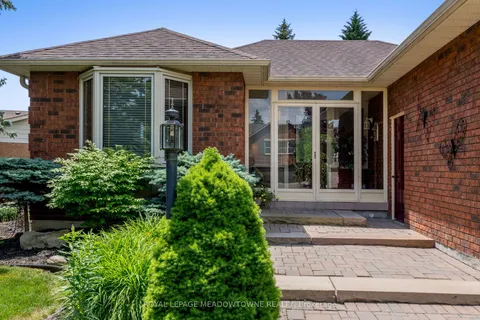 52 Canadian Oaks Drive, ON L1N 6W8