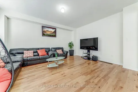 1152 Skyridge Boulevard, ON L1X 0M4