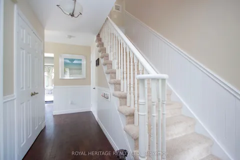 8 Arran Court, ON L1E 2E5