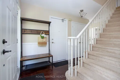 8 Arran Court, ON L1E 2E5