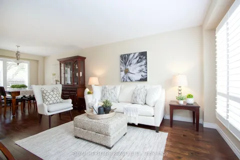 8 Arran Court, ON L1E 2E5