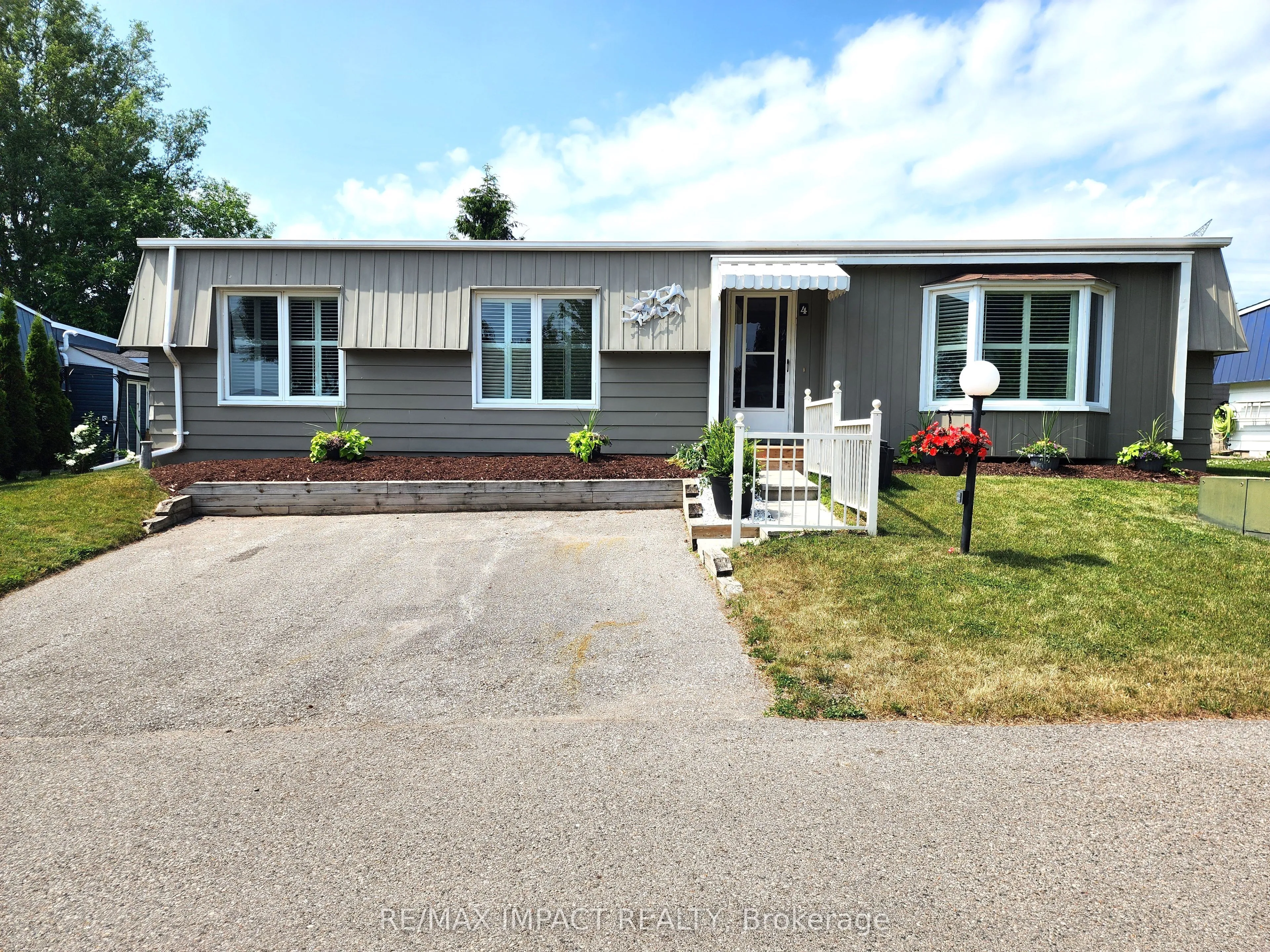 4 Champlain Court, ON L1B 1A5